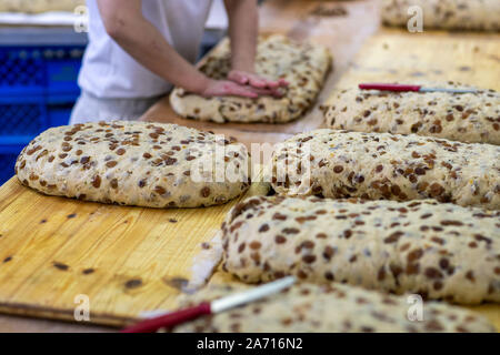 Dresden, Germania. Xviii oct, 2019. Fornai impastare per Natale lo Stollen nel panificio di Dresda. Il Dresden Christstollen è fatto a mano da circa 130 panetterie e pasticcerie nei dintorni di Dresda secondo ricette tradizionali. I prigionieri solo che soddisfano i requisiti dell'Stollen associazione di protezione possono recare il prigioniero di tenuta come un segno di autenticità. Credito: Jens Büttner/dpa-Zentralbild/ZB/dpa/Alamy Live News Foto Stock