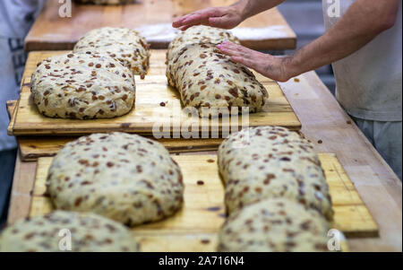 Dresden, Germania. Xviii oct, 2019. Fornai impastare per Natale lo Stollen nel panificio di Dresda. Il Dresden Christstollen è fatto a mano da circa 130 panetterie e pasticcerie nei dintorni di Dresda secondo ricette tradizionali. I prigionieri solo che soddisfano i requisiti dell'Stollen associazione di protezione possono recare il prigioniero di tenuta come un segno di autenticità. Credito: Jens Büttner/dpa-Zentralbild/ZB/dpa/Alamy Live News Foto Stock