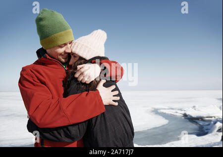 Giovane adulto giovane divertendosi nel paesaggio invernale Foto Stock