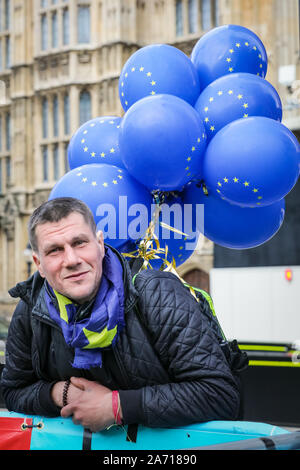 Londra, UK, 29 ott 2019. Pro e Anti-Brexit manifestanti hanno nuovamente portato fuori i cartelli, striscioni e bandiere per le Case del Parlamento, come MPs discussione e la votazione di una possibile elezione generale all'interno del Palazzo di Westminster. Credito: Imageplotter/Alamy Live News Foto Stock