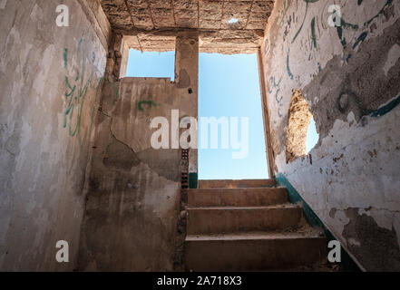 Scale e uscire di corsa verso il basso nella camera edificio abbandonato rovina - vie di uscita - Foto Stock