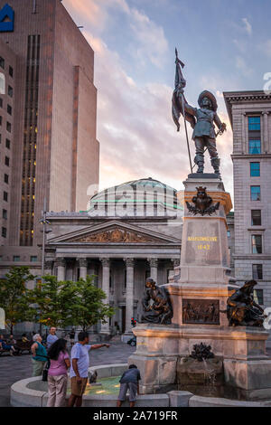 Quebec, Canada, Luglio 2012 - Statua di Maisonneuve il fondatore della città di Montreal a Chomedey square, Place d'armes Foto Stock