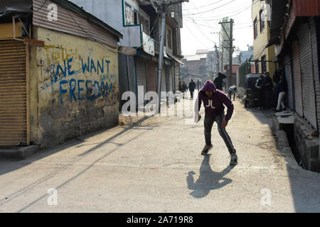 Ottobre 29, 2019: Srinagar Kashmir. Il 29 ottobre 2019. Proteste scatenarsi in Srinagar come una delegazione dell Unione Europea MPs arriva in città per una prima valutazione della situazione in Jammu e Kashmir Stato. Scontri scoppiati tra dimostranti e forze di sicurezza in Srinagar, nonché in diversi luoghi della valle del Kashmir, precedendo la delegazione UE per la valutazione della situazione in India Kashmir amministrato. La delegazione straniera è il primo ad essere ammessi da parte del governo indiano in quanto la revoca dello stato di uno status speciale ai sensi dell'articolo 370 del 5 agosto 2019 (Cre Foto Stock