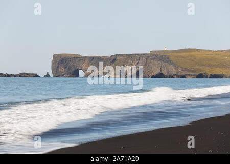 Vista sulle scogliere Dyrholaey dalla famosa spiaggia nera di Reynisfjara, Islanda Foto Stock