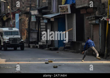 Ottobre 29, 2019: Srinagar Kashmir. Il 29 ottobre 2019. Proteste scatenarsi in Srinagar come una delegazione dell Unione Europea MPs arriva in città per una prima valutazione della situazione in Jammu e Kashmir Stato. Scontri scoppiati tra dimostranti e forze di sicurezza in Srinagar, nonché in diversi luoghi della valle del Kashmir, precedendo la delegazione UE per la valutazione della situazione in India Kashmir amministrato. La delegazione straniera è il primo ad essere ammessi da parte del governo indiano in quanto la revoca dello stato di uno status speciale ai sensi dell'articolo 370 del 5 agosto 2019 (Cre Foto Stock