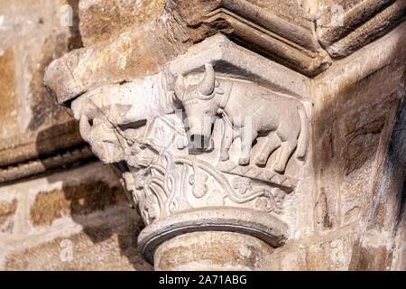 Lapidato scolpiti nel capitale sociale di colonne in Colegiata de San Salvador, San Salvador de Cantamuda, provincia di Palencia Castiglia, Spagna Foto Stock