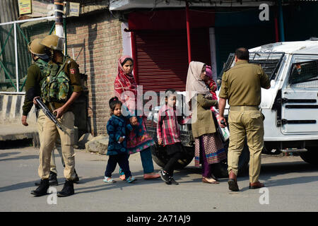 Ottobre 29, 2019: Srinagar Kashmir. Il 29 ottobre 2019. Proteste scatenarsi in Srinagar come una delegazione dell Unione Europea MPs arriva in città per una prima valutazione della situazione in Jammu e Kashmir Stato. Scontri scoppiati tra dimostranti e forze di sicurezza in Srinagar, nonché in diversi luoghi della valle del Kashmir, precedendo la delegazione UE per la valutazione della situazione in India Kashmir amministrato. La delegazione straniera è il primo ad essere ammessi da parte del governo indiano in quanto la revoca dello stato di uno status speciale ai sensi dell'articolo 370 del 5 agosto 2019 (Cre Foto Stock