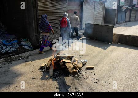 Ottobre 29, 2019: Srinagar Kashmir. Il 29 ottobre 2019. Proteste scatenarsi in Srinagar come una delegazione dell Unione Europea MPs arriva in città per una prima valutazione della situazione in Jammu e Kashmir Stato. Scontri scoppiati tra dimostranti e forze di sicurezza in Srinagar, nonché in diversi luoghi della valle del Kashmir, precedendo la delegazione UE per la valutazione della situazione in India Kashmir amministrato. La delegazione straniera è il primo ad essere ammessi da parte del governo indiano in quanto la revoca dello stato di uno status speciale ai sensi dell'articolo 370 del 5 agosto 2019 (Cre Foto Stock