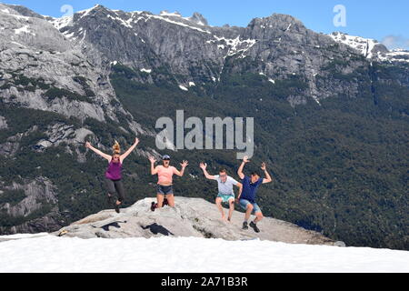 Un gruppo di amici per celebrare la loro escursione verso l'alto in Cile. Foto Stock