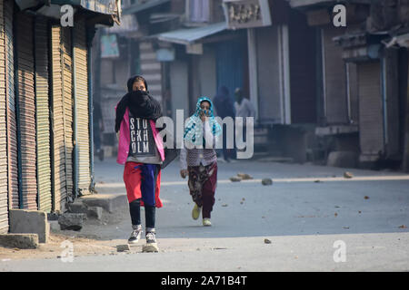 Ottobre 29, 2019: Srinagar Kashmir. Il 29 ottobre 2019. Proteste scatenarsi in Srinagar come una delegazione dell Unione Europea MPs arriva in città per una prima valutazione della situazione in Jammu e Kashmir Stato. Scontri scoppiati tra dimostranti e forze di sicurezza in Srinagar, nonché in diversi luoghi della valle del Kashmir, precedendo la delegazione UE per la valutazione della situazione in India Kashmir amministrato. La delegazione straniera è il primo ad essere ammessi da parte del governo indiano in quanto la revoca dello stato di uno status speciale ai sensi dell'articolo 370 del 5 agosto 2019 (Cre Foto Stock