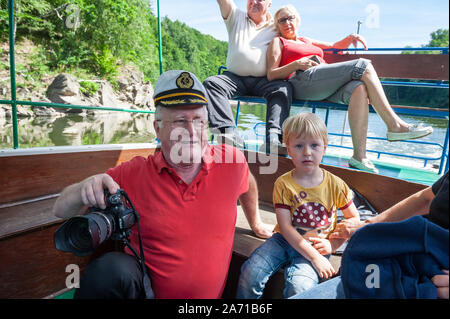 Uomo in capitani hat su una barca sul Lago Leśnia vicino castello di Czocha, Bassa Slesia voivodato, Polonia Foto Stock