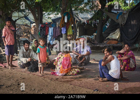 Villaggio indiano scarsa vita di strada vicino a famosi e ricchi mausoleo Taj Mahal di Agra, India Foto Stock