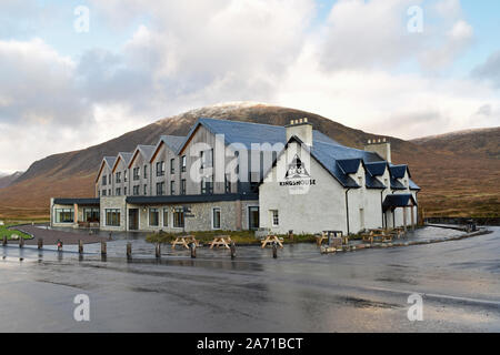 Esterno del Kingshouse Hotel in Glencoe, Highlands scozzesi con sfondo di montagne Foto Stock