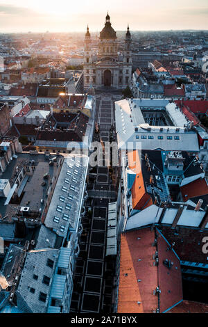 Vista panoramica aerea dello skyline della Basilica di Santo Stefano, del Parlamento ungherese e della Chiesa di Mattia Foto Stock