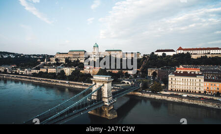 Vista aerea dello skyline del Ponte delle catene e del Castello di Buda. Budapest, Ungheria sul Danubio. Foto Stock