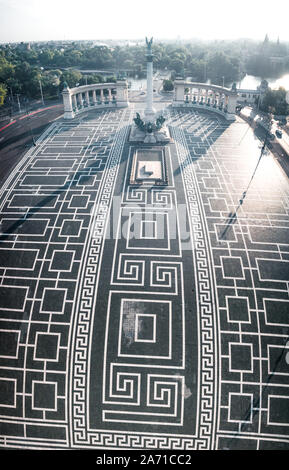 Drone prospettiva di Piazza degli Eroi all'alba con il parco cittadino e il castello di Vajdahunyad. Foto Stock