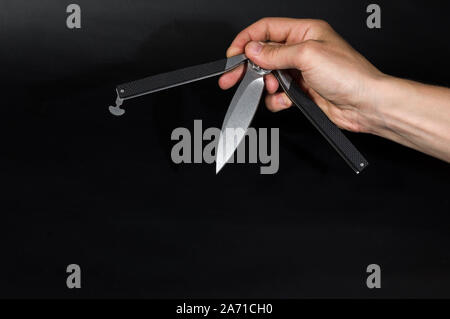 Mostra un coltello pieghevole. Coltello da tasca. Insolito coltello pieghevole. Foto Stock