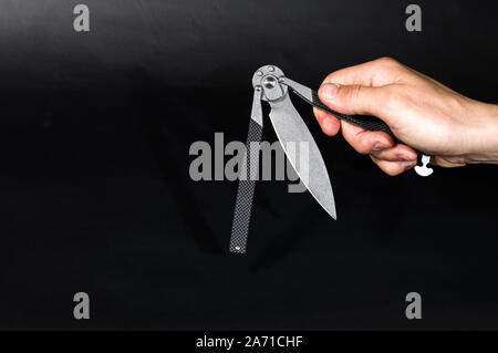 Trucco con un coltello pieghevole. Trucco con un coltello da tasca. Foto Stock