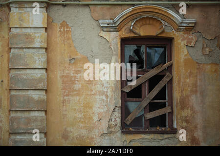 Finestre sulla facciata di un vecchio abbandonato casa, Voronezh, Russia. Foto Stock