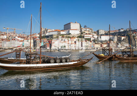 Il Porto / Portogallo - navi tradizionali, il trasporto dei vini sul fiume Douro. Foto Stock