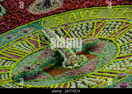 Edinburgh, Regno Unito - 5 Luglio 2019: Orologio fatto di fiori in Princes strade giardini in Edimburgo, Scozia Foto Stock