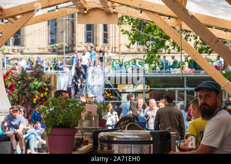 Manchester, Regno Unito - 7 Luglio 2019: le persone godono di se stessi al Manchester International Festival 2019 a Manchester Town Hall Foto Stock