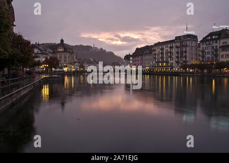 Lucerna in Svizzera da alba/notte durante la caduta seasion Foto Stock