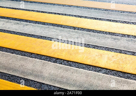 Attraversamento pedonale con bianco e strisce gialle close up Foto Stock