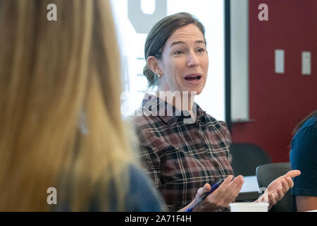 Charleston, Stati Uniti. 29 ott 2019. Amy O'Rourke, moglie di presidenziale democratico speranzoso Beto O'Rourke detiene una discussione sulla pistola di prevenzione della violenza con i leader degli studenti del College di Charleston Ottobre 29, 2019 a Charleston, Carolina del Sud. Credito: Richard Ellis/Richard Ellis/Alamy Live News Foto Stock