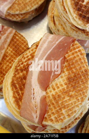 Gaufrettes au fromage et Jambon de Parme. Foto Stock