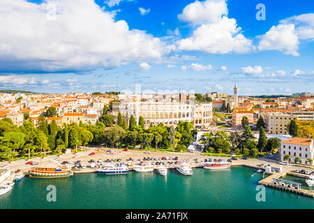 Croazia, la città di Pola, antica arena romana, storica arena e il centro storico da fuco, vista aerea Foto Stock