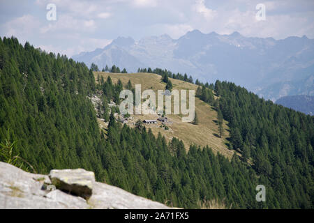 Paesaggio di montagna in estate in Ticino, Svizzera Foto Stock