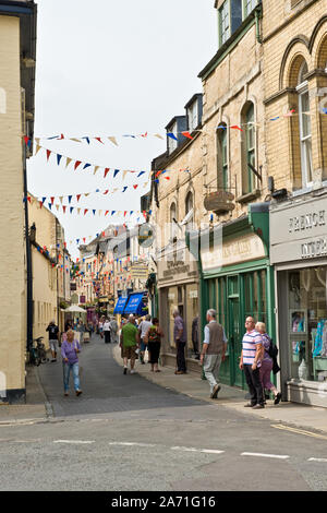 Affollata strada commerciale a Cirencester città mercato. Gloucestershire, Inghilterra Foto Stock