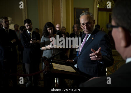 Washington, Stati Uniti. 29 ott 2019. Il leader della maggioranza del Senato, Chuck Schumer (D-NY) parla ai giornalisti in seguito i democratici' politica settimanale pranzo negli Stati Uniti Capitol Martedì, Ottobre 29, 2019 a Washington, DC. Il senatore Schumer ha detto che è sempre più preoccupata' che Presidente Trump arresta il governo a distrarre dall'inchiesta di impeachment. Foto di Pete Marovich/UPI Credito: UPI/Alamy Live News Foto Stock