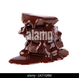 Pezzetti di cioccolato stack e lo sciroppo di cioccolato isolato su sfondo bianco. Close up. Foto Stock