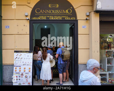 In coda per cannoli, pasticceria italiana che ha originato sull'isola di Sicilia, in un ramo di Cannolissimo Foto Stock