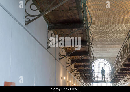 Criminalità interni della prigione. Corridoio di prigione in un prigioni abbandonate. Cella di prigione interiore. Foto Stock