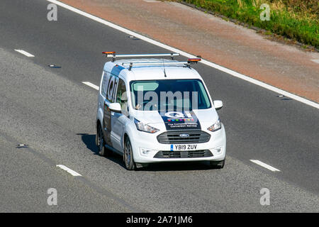 2019 bianco Ford Transit Connect 200 LTD T; QI CONVERSIONE VEICOLO servizio; Regno Unito il traffico veicolare, trasporti, veicoli moderni, carrozze salone, sud-legato sulla corsia di 3 M6 motorway autostrada. Foto Stock