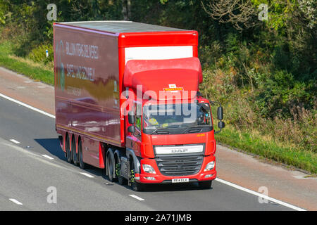 DAF CF autostrada. Red rimorchio articolato la guida su autostrada del Regno Unito la sua pubblicità16 miliardi gli oggetti consegnati ogni anno- pesante di merci alla rinfusa camion di consegna trasporti, autocarro, trasporto, carrello, cargo, veicolo, consegna, trasporti, industria, merci sulla M6 a Lancaster, Regno Unito Foto Stock