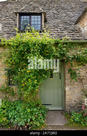 Dettagli architettonici di bellissime Cotswold cottage in Bilbury village. Gloucestershire, Inghilterra Foto Stock