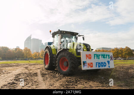 L'Aia, Paesi Bassi - 16 Ottobre 2019: massa agricoltore protesta all'Aia contro la riduzione del numero di capi di bestiame e più severe leggi ambientali su Foto Stock