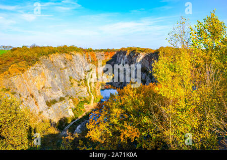 Parzialmente allagata, abbandonata cava di calcare Velka Amerika in Boemia, Repubblica Ceca. Destinazione turistica, talvolta chiamato Czech Grand Canyon. Bellissimo paesaggio. La natura in Cechia. Foto Stock