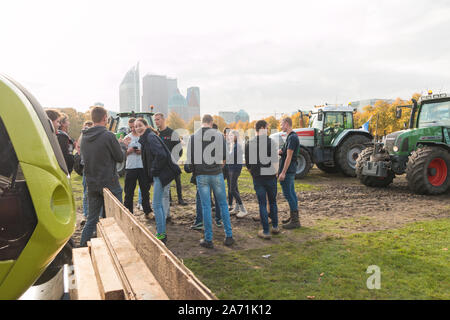 L'Aia, Paesi Bassi - 16 Ottobre 2019: massa agricoltore protesta all'Aia contro la riduzione del numero di capi di bestiame e più severe leggi ambientali su Foto Stock