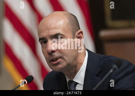 Washington, Stati Uniti. 29 ott 2019. Segretario di lavoro Eugene Scalia partecipa a una riunione del presidente della interagenzie Task Force per monitorare e combattere la tratta di esseri umani (PITF), a Eisenhower Executive Office Building in Washington, DC martedì, 29 ottobre 2019. Foto di Chris Kleponis/UPI Credito: UPI/Alamy Live News Foto Stock