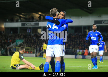 Burton upon Trent, Regno Unito. 29 ott 2019. Il duo formato da Youri Tielemans di Leicester City (8) festeggia un goal durante l EFL Carabao Cup round di 16 match tra Burton Albion e Leicester City presso la Pirelli Stadium, Burton upon Trent, Inghilterra. Foto di Mick Haynes. Solo uso editoriale, è richiesta una licenza per uso commerciale. Nessun uso in scommesse, giochi o un singolo giocatore/club/league pubblicazioni. Credit: UK Sports Pics Ltd/Alamy Live News Foto Stock