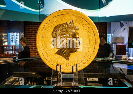 Un milione di dollaro australiano moneta in oro sul display a Perth Mint, Perth, Australia su 24 Ottobre 2019 Foto Stock