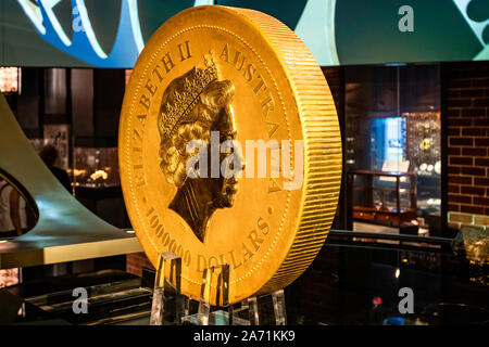 Un milione di dollaro australiano moneta in oro sul display a Perth Mint, Perth, Australia su 24 Ottobre 2019 Foto Stock