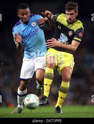 Manchester City's Gabriel Gesù (sinistra) e Southampton Jack Stephens battaglia per la sfera durante il Carabao Cup, quarto round corrispondono all'Etihad Stadium e Manchester. Foto Stock