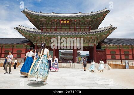 I visitatori in abito tradizionale nel Palazzo Reale Gyeongbokgung, Seoul, Corea del Sud Foto Stock