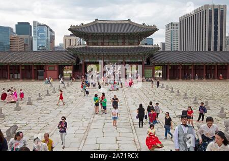 I visitatori in abbigliamento tradizionale nel Palazzo Reale Gyeongbokgung, Seoul, Corea del Sud Foto Stock